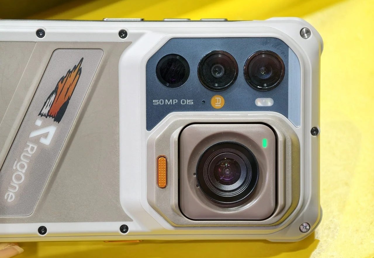 Демонстрація від'єднаної екшн-камери смартфона Ulefone в руках